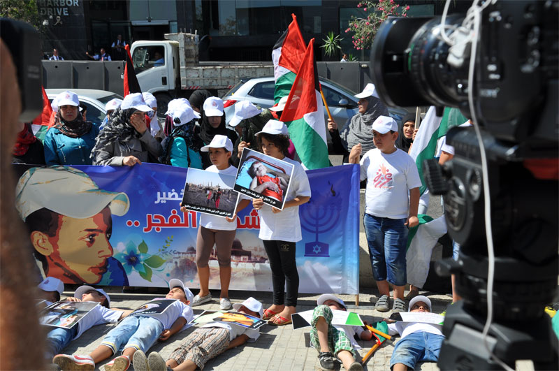 أطفال فلسطينيون في لبنان يحتجون على موقف الاتحاد الأوروبي من العدوان  الإسرائيلي على قطاع غزة