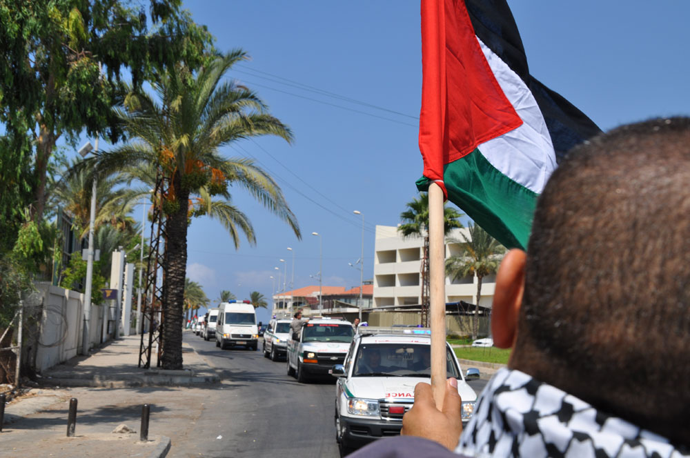 قافلة من سيارات الإسعاف تطلق أبواقها عالياً تضامناً مع الطواقم الطبية في قطاع غزة
