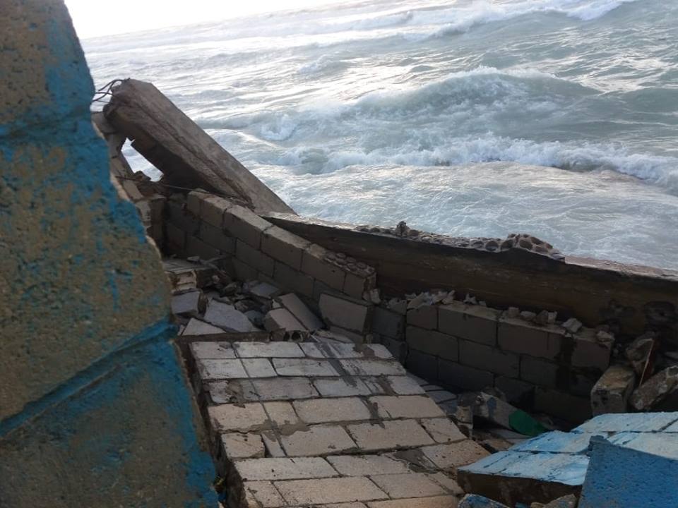 (شاهد): 150منزلاً في مخيم الرشيدية مهدداً بالانهيار بسبب أمواج البحر والعواصف