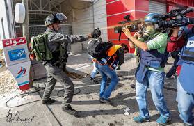 العمل الإعلامي الفلسطيني بين واجبات المهنة واعتداءات الاحتلال