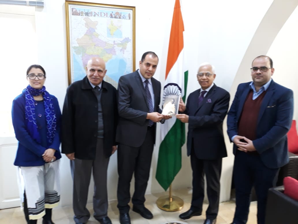 السفير الهندي في لبنان يستقبل وفدا من (شاهد)