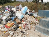 Who clean the wastes over the graves of Palestinian refugees At Al-Maashouq gathering