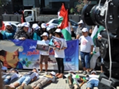 أطفال فلسطينيون في لبنان يحتجون على موقف الاتحاد الأوروبي من العدوان  الإسرائيلي على قطاع غزة