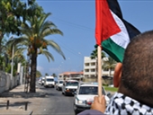 قافلة من سيارات الإسعاف تطلق أبواقها عالياً تضامناً مع الطواقم الطبية في قطاع غزة