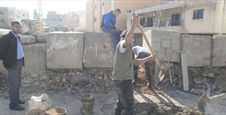 Who clean the wastes over the graves of Palestinian refugees At Al-Maashouq gathering