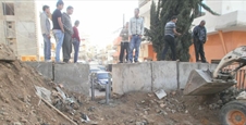 Who clean the wastes over the graves of Palestinian refugees At Al-Maashouq gathering