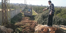 من يرفع النفايات عن قبور اللاجئين الفلسطينيين في تجمع المعشوق؟