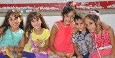 بدعم من اليونسف  شاهد تبدع في رسم الفرحة على وجوه الأطفال الفلسطينيين في منطقة صور