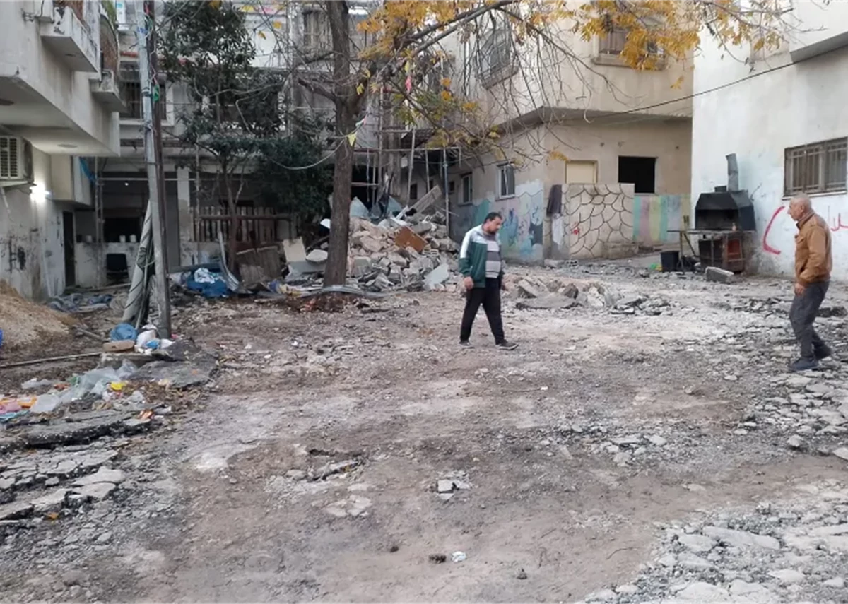 (شاهد): شهادات العائدين مؤقتاً إلى مخيم طولكرم تكشف عمق جريمة المحو العمراني والتهجير القسري