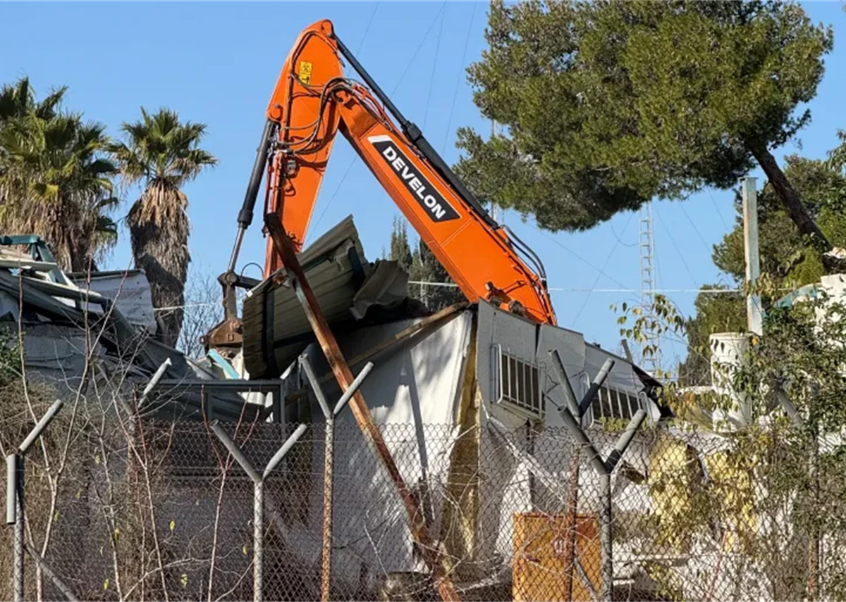 (شاهد) هدم منشآت الأونروا في القدس:  انتهاك جسيم للقانون الدولي واعتداء على الحماية الأممية