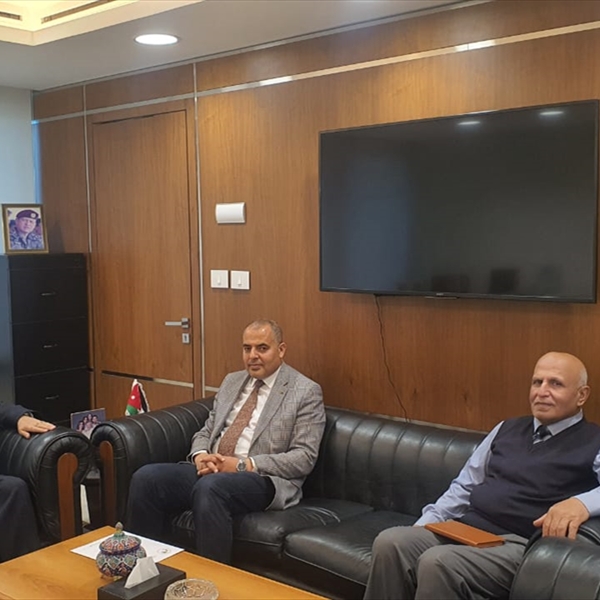 (شاهد) تبحث مع السفير الأردني سبل دعم حقوق اللاجئين الفلسطينيين وتسلّمه نسخة من تقريرها السنوي لعام 2024