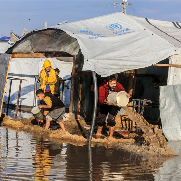 (شاهد) تحذر من كارثة انسانية: الصقيع يفتك بأطفال غزة