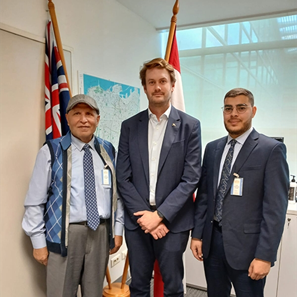 (شاهد) تبحث مع نائب رئيس البعثة الأسترالية دعم الأونروا وتسلمه تقريرها السنوي لعام 2024