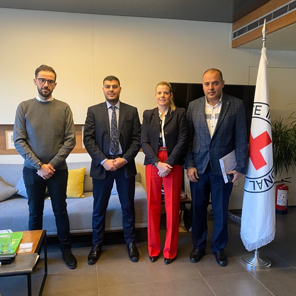 (شاهد) تلتقي رئيسة بعثة الصليب الأحمر الدولي في لبنان وتناقش قضايا إنسانية