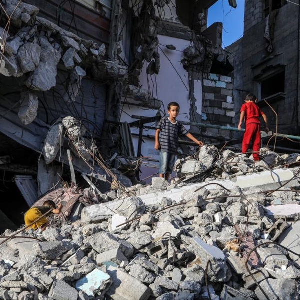 طفولة تحت الركام