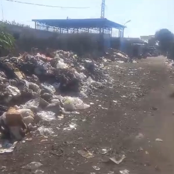 مخاطر صحية تهدد مخيمات صور بسبب تكدس النفايات وإغلاق مراكز الأونروا الصحية