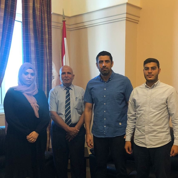 رئيس لجنة الحوار اللبناني الفلسطيني يلتقي وفداً من (شاهد)