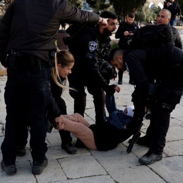 (شاهد) توثق العنف الشديد ضد المعتكفين في المسجد الأقصى وتدعو المجتمع الدولي إلى التدخل العاجل