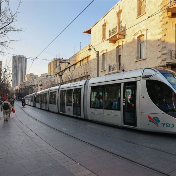 (شاهد) تطالب شركتي (CAF) و (GMV) بالكشف عن تفاصيل مشروع القطار الخفيف في القدس الشرقية، ومدى احترام القانون الدولي  في هذا المشروع