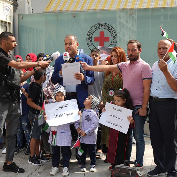 خلال وقفة تضامنية  أمام مقر اللجنة الدولية للصليب الاحمر في العاصمة بيروت (شاهد) تطالب المجتمع الدولي بوقف جرائم الاحتلال ضد سكان قطاع غزة