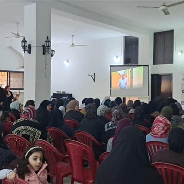 في يوم المرأة العالمي (شاهد) تنظم محاضرة حقوقية للنساء في مخيم الرشيدية