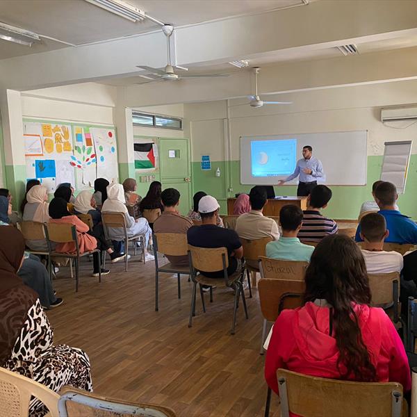 (شاهد) تنظّم ورشة تدريبية لطلاب ثانوية (القسطل) التابعة لوكالة الأونروا لزيادة الوعي والمعرفة الحقوقية لديهم