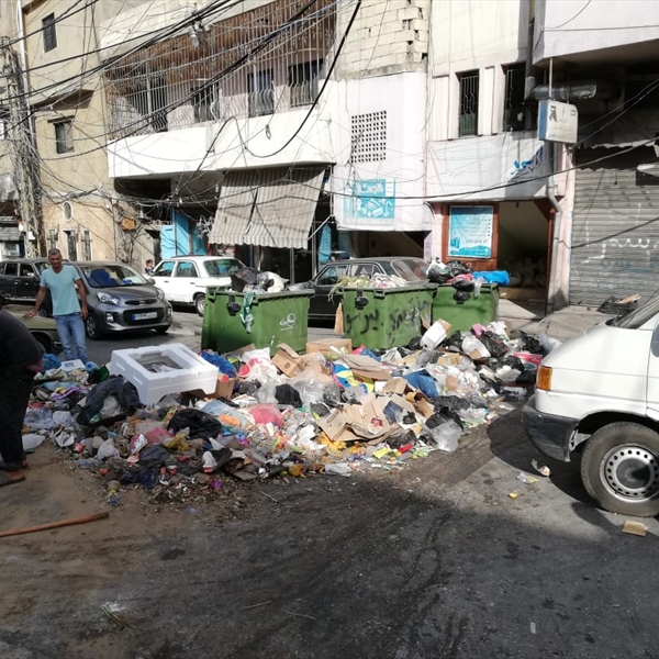 لليوم السادس على التوالي النفايات في طرقات مخيمات منطقة صور  وكارثة صحية تلوح في الأفق