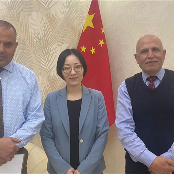رئيسة القسم السياسي في السفارة الصينية تستقبل وفداً من (شاهد) وتتسلم  منه تقريرها السنوي