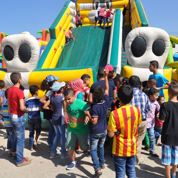 بدعم من اليونسف  شاهد تبدع في رسم الفرحة على وجوه الأطفال الفلسطينيين في منطقة صور