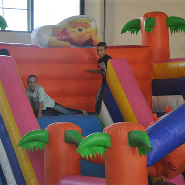 بدعم من اليونسف  شاهد تبدع في رسم الفرحة على وجوه الأطفال الفلسطينيين في منطقة صور