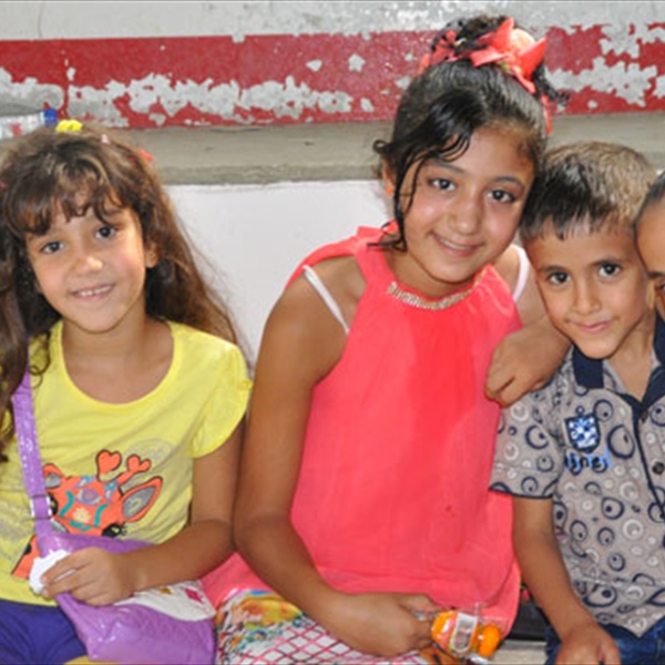 بدعم من اليونسف  شاهد تبدع في رسم الفرحة على وجوه الأطفال الفلسطينيين في منطقة صور