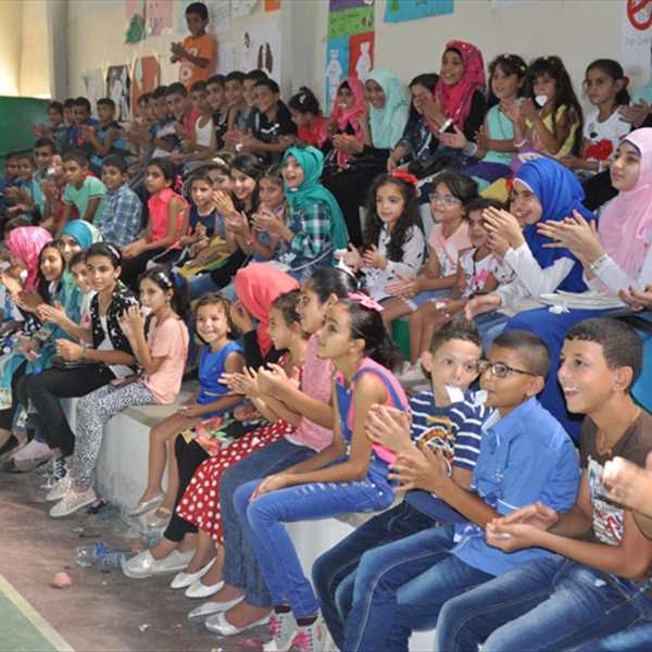 بدعم من اليونسف  شاهد تبدع في رسم الفرحة على وجوه الأطفال الفلسطينيين في منطقة صور