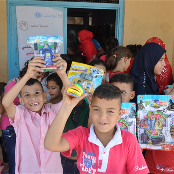 بدعم من اليونسف  شاهد تبدع في رسم الفرحة على وجوه الأطفال الفلسطينيين في منطقة صور