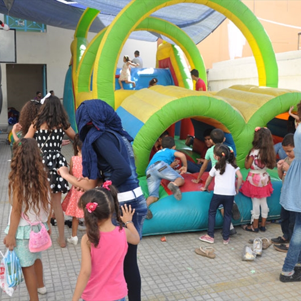 بدعم من اليونسف  شاهد تبدع في رسم الفرحة على وجوه الأطفال الفلسطينيين في منطقة صور