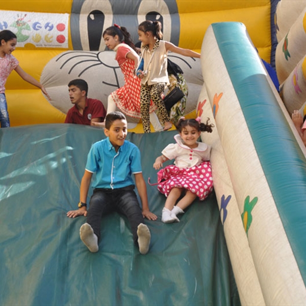 بدعم من اليونسف  شاهد تبدع في رسم الفرحة على وجوه الأطفال الفلسطينيين في منطقة صور