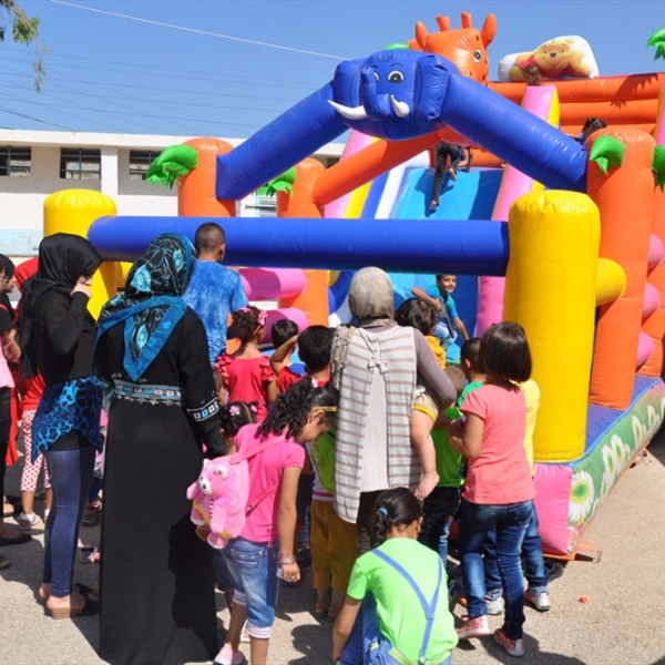 بدعم من اليونسف  شاهد تبدع في رسم الفرحة على وجوه الأطفال الفلسطينيين في منطقة صور