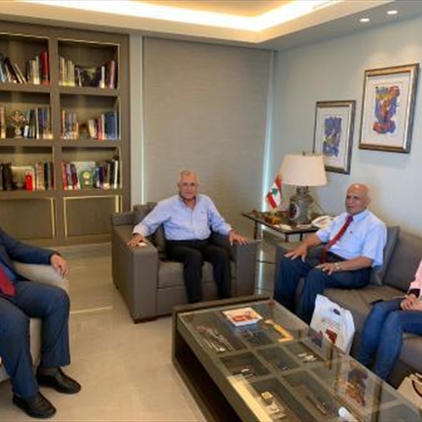 فخامة رئيس الجمهورية السابق العماد ميشال سليمان يستقبل وفداً من (شاهد)