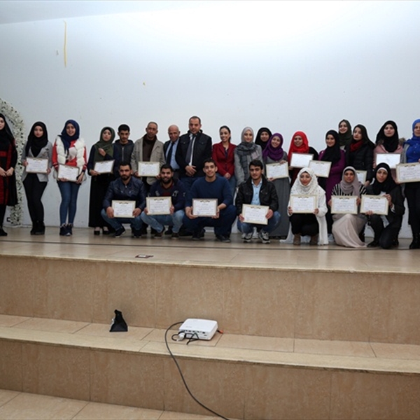 (شاهد) تحيي ذكرى عشرينيتها بتخريج 40 سفيرة وسفيرا لحقوق الإنسان و100 متدرب ومتدربة على المهارات الحياتية