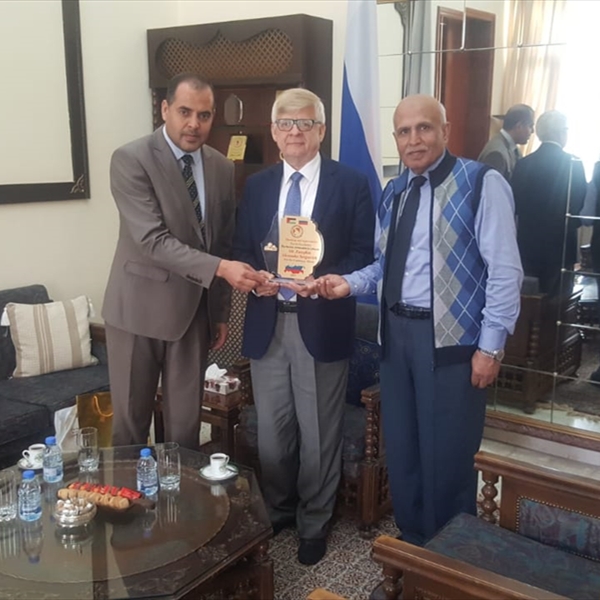 (شاهد) تلتقي بالسفير الروسي لدى لبنان وتسلمه  نسخة من التقرير السنوي لعام 2018