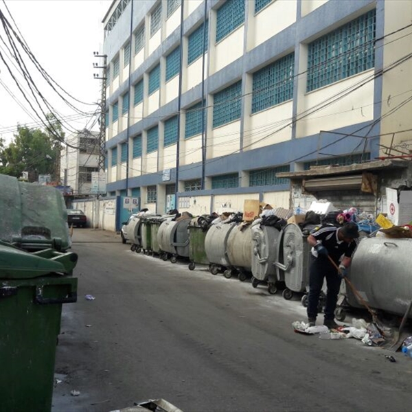  شاهد:  تكدس النفايات في مخيمات منطقة صور تهدد بأزمة صحية وبيئية خطيرة