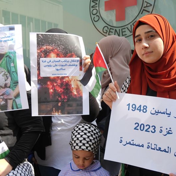 خلال وقفة تضامنية أمام مقر اللجنة الدولية للصليب الاحمر في العاصمة بيروت (شاهد) تطالب المجتمع الدولي بوقف جرائم الاحتلال ضد سكان قطاع غزة