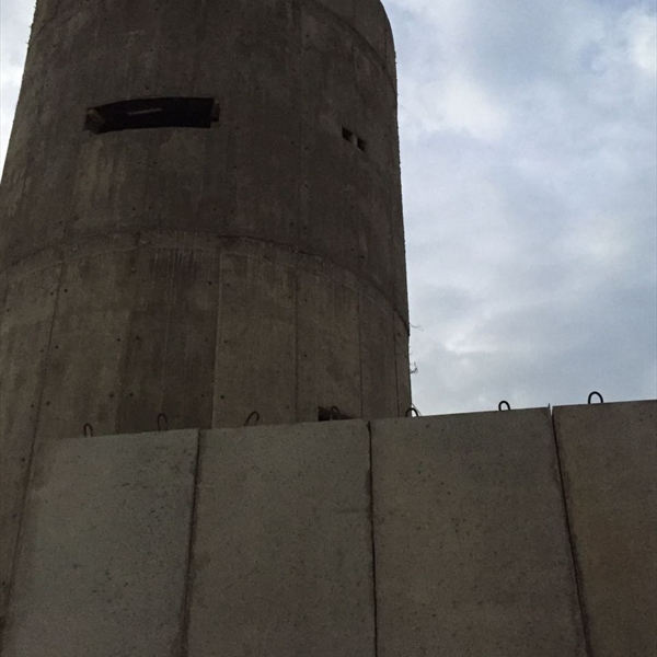 (شاهد): بناء جدار عازل حول مخيم عين الحلوة  يتعارض مع قواعد حقوق الإنسان