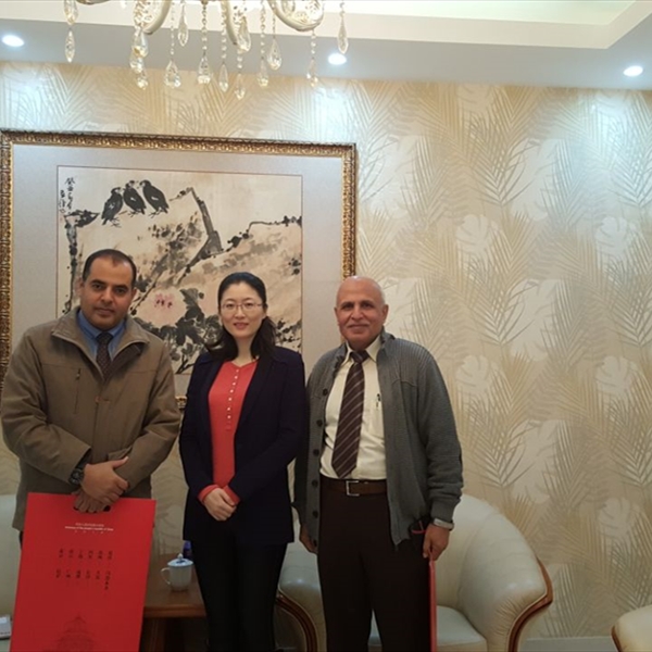 (شاهد) تزور السفارة الصينية وتلتقي رئيسة القسم السياسي في السفارة