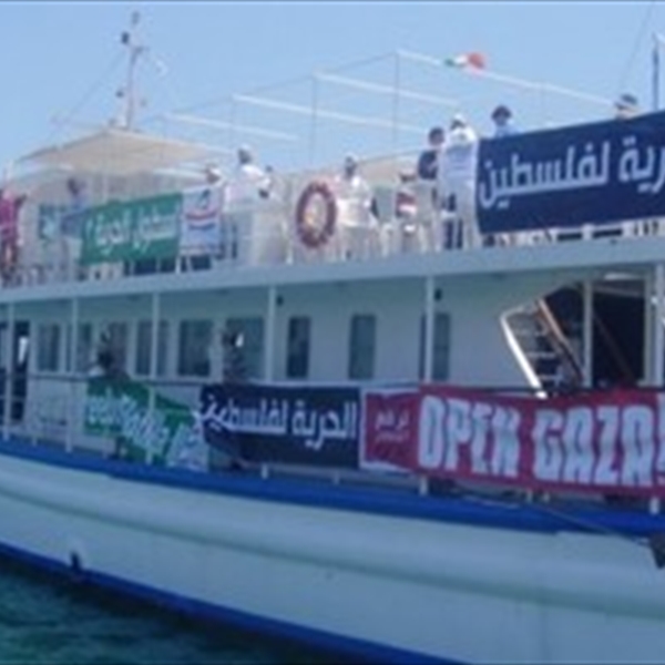 (شاهد)  الاستيلاء على سفينة زيتونة قرصنة دولية  و حصار قطاع غزة يرتقي إلى كونه جريمة ضد الإنسانية