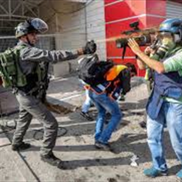 العمل الإعلامي الفلسطيني بين واجبات المهنة واعتداءات الاحتلال