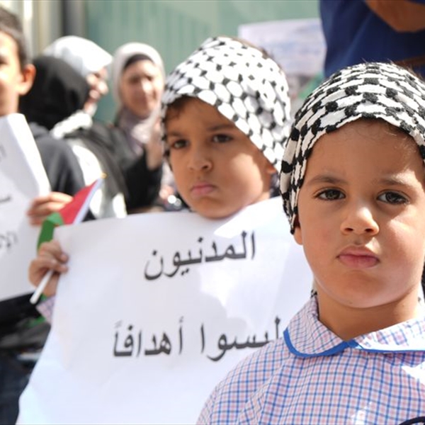 خلال وقفة تضامنية أمام مقر اللجنة الدولية للصليب الاحمر في العاصمة بيروت (شاهد) تطالب المجتمع الدولي بوقف جرائم الاحتلال ضد سكان قطاع غزة