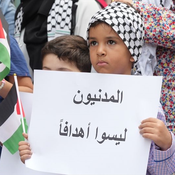 خلال وقفة تضامنية أمام مقر اللجنة الدولية للصليب الاحمر في العاصمة بيروت (شاهد) تطالب المجتمع الدولي بوقف جرائم الاحتلال ضد سكان قطاع غزة