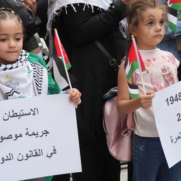 خلال وقفة تضامنية أمام مقر اللجنة الدولية للصليب الاحمر في العاصمة بيروت (شاهد) تطالب المجتمع الدولي بوقف جرائم الاحتلال ضد سكان قطاع غزة