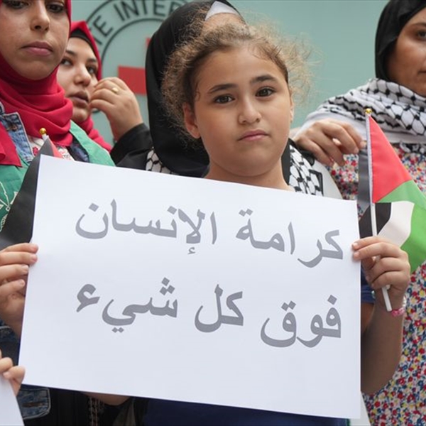 خلال وقفة تضامنية أمام مقر اللجنة الدولية للصليب الاحمر في العاصمة بيروت (شاهد) تطالب المجتمع الدولي بوقف جرائم الاحتلال ضد سكان قطاع غزة