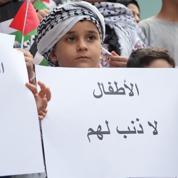 خلال وقفة تضامنية أمام مقر اللجنة الدولية للصليب الاحمر في العاصمة بيروت (شاهد) تطالب المجتمع الدولي بوقف جرائم الاحتلال ضد سكان قطاع غزة